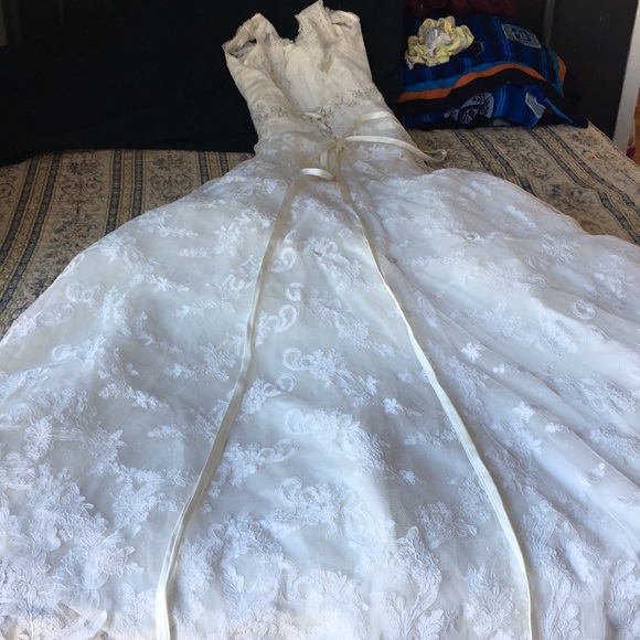 Wedding dress - Picture 3 of 4